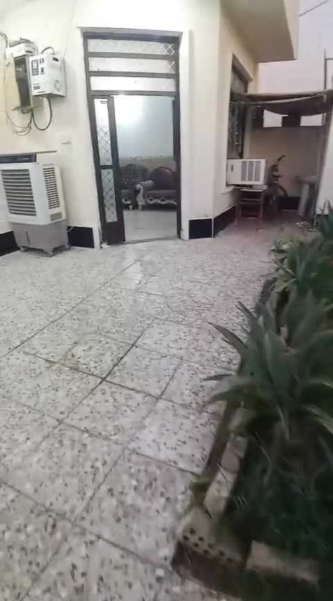السلام عليكم
بيت في منطقه حي جابر الأنصاري _المدائن_بالقرب من فلكه سلمان 
مساحته:٢٠٠متر يحتوي على 
استقبال +صاله+غرفتين نوم+مطبخ+منور عدد٢ +حمام عدد٢داخليات + حمام خارجي 
للاستفسار اكثر الاتصال ع ارقم ***********
