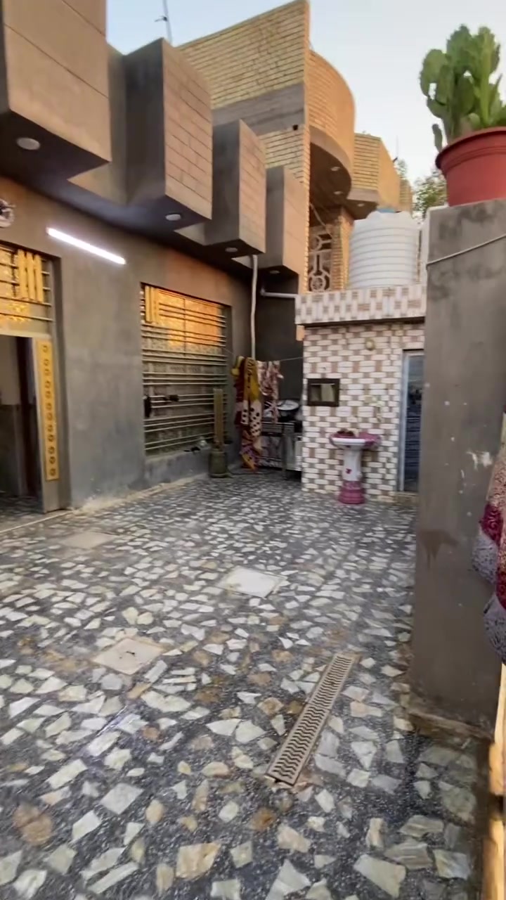 سلام عليكم بيت البيع بل سبع تالف على شارع قرب المستشفى التركي مساحه ٢٠٠متر ***********

