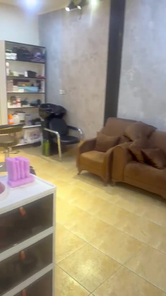 صالون للبيع موقع حلو البلديات على شارع العام شارع المصرف مقابيل سوق الميت وفوكة جم نسائي ***********
