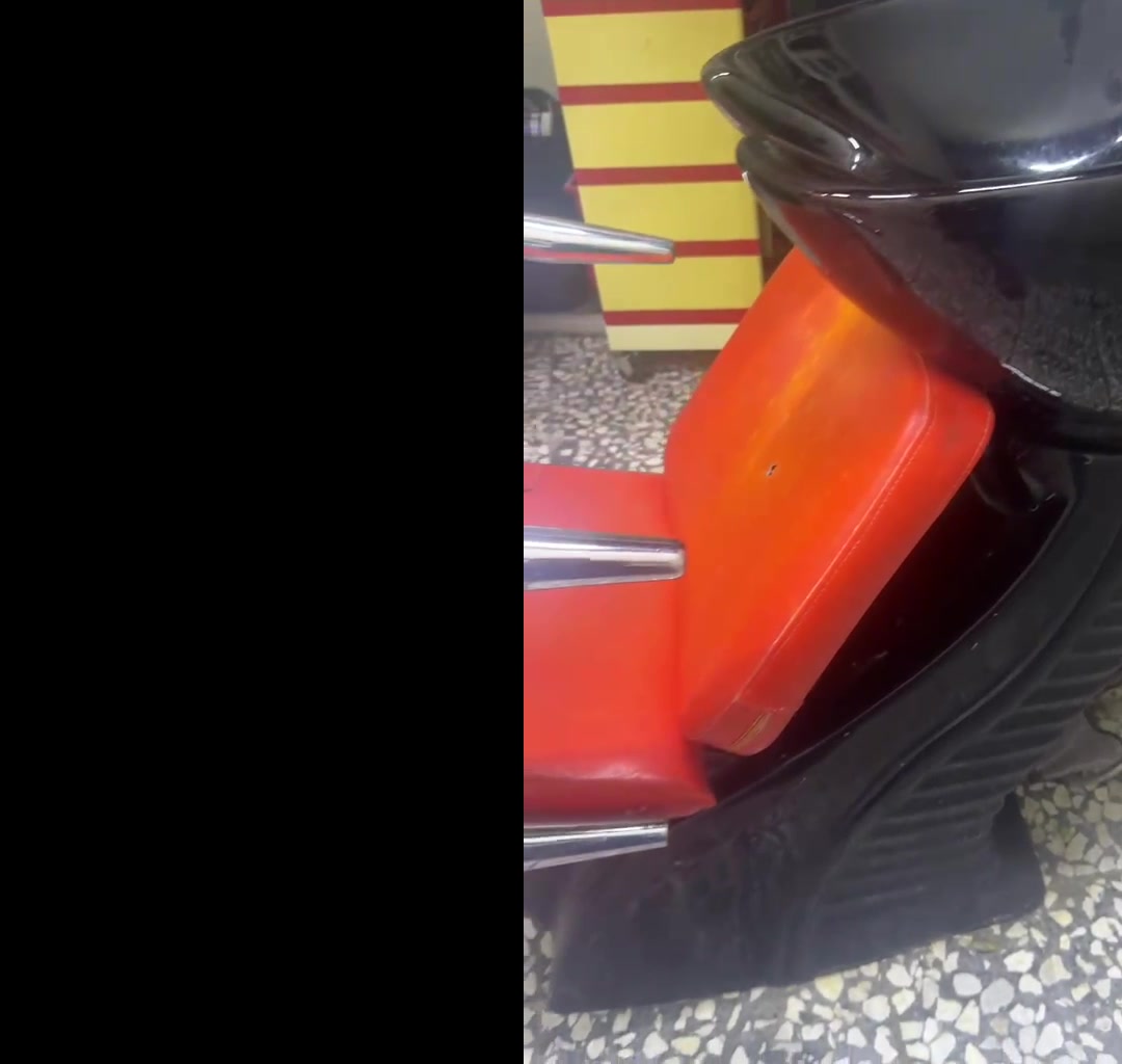 مساء الخير مغاسل عدد2
وحده راس متحرك والثانيه راس ثابت 
مابيهن اي مشكله فقط وحده منهن يده حنفيه مكسوره لتواصل 
 يتوفر توصيل 
***********
