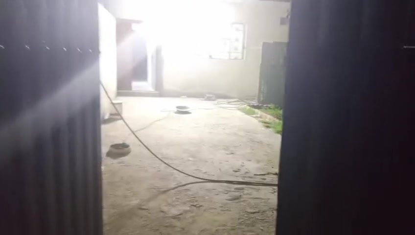السلام عليكم بيت للبيع في منطقه حي الربيع تجاوز البيت كامل بس تجيب اغراضك وتقعد بيه المساحه 250 متر كما موضح الفيديو اكو ريش منطقه حي الربيع قرب الطابو ***********/ *********** السعر على الخاص او اتصال
