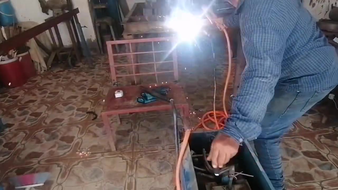 السلام عليكم اخوان أغراض حداده للبيع الاتصال على الرقم *********** او *********** مكينه كراكره وكتر
