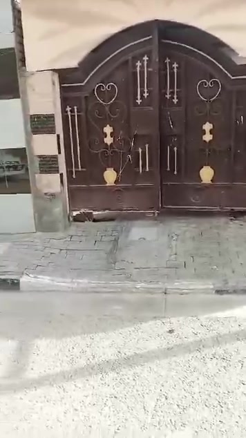 السلام عليكم
من رخصة الادمن 
بيت في كربلاء حي النصر مساحته 100 متر طابو صرف  طابقين الارضي غرفة نوم و صاله و استقبال و صحيات و مطبخ و طارمه كبيره تسع سياره و صحيات خارجيه
و الطابق الثاني غرفة نوم و صحيات ومطبخ وصاله
لمعرفة السعر اما الاتصال ع الرقم***********
او ع الواتساب ***********
