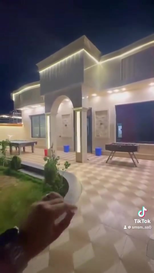 مزرعة الشمس • مسبح مغلق • مي دافي