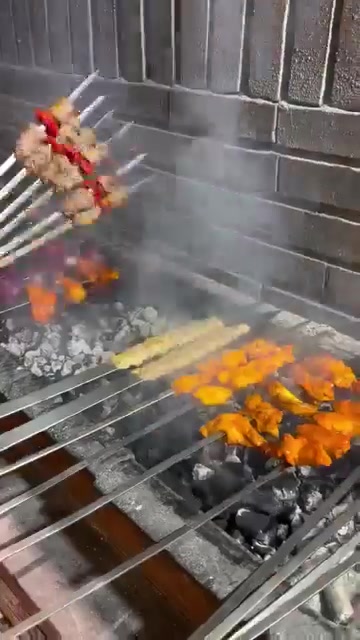 طعم أفغاني أصيل.. بنكهةولمسةنجفيةلاتُقاوم! 💎✨
​لأول مرة في مدينة النجف الأشرف، افتُتح فرع الوكالةالأفغانية ليقدم لكم تجربة طعام فريدة من نوعها في مطعم كابلانو.
​زار كادر "النجفمدينتي" المطعم وجرّب الأطباق بنفسه، والصراحة الأكل كان كلش طيب ولذيذ! وليس هذا فقط، بل إن آراء الشارع النجفي والانطباع العام كان ممتازاً جداً مع ثناء كبير على جودة الطعام وراقيه.
​🔥 أبرزمايميزنا:
• ​القابلي الأفغاني الملكي: مُحضر على أصوله بلحم عراقي 100% ودجاج درجة أولى مع التوابل والبهارات الأفغانية الأصلية.
• ​الأجواءوالجودة: جلسات راقية، وأكل نظيف ومضمون 100% يجمع بين الأصالة التقليدية والذوق النجفي.
​📍 الموقع: النجف الأشرف – شارع الجنسية.
📞 للتواصلوالحجز: ***********
مطعم كابلانو
