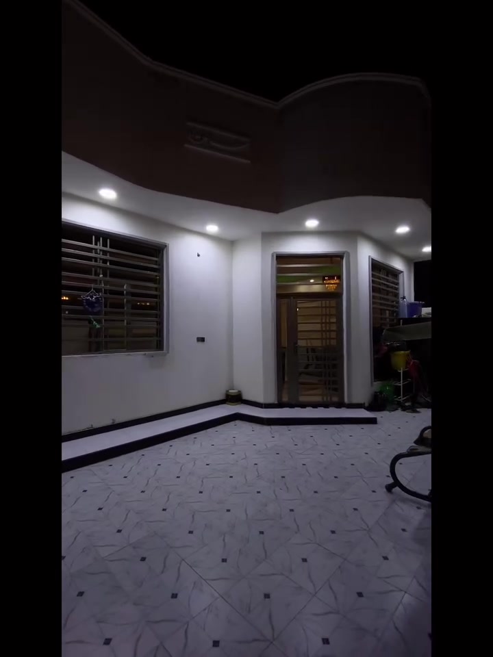 ما شاء الله لا قوة إلى بالله
السلام عليكم ورحمة الله وبركاته 
بيت للبيع مساحة 200 م كوت حي الحكيم جهة الكورنيش موقع مميز 
مواصفات
يبعد عن الكورنيش 85 م فقط 
عرض الشارع 10 م 
يتكون من كراج ومطبخ وصالة وهول و2 غرف وبيتونة كبيرة بمساحة الهول الأرضي   
وحديقة داخلية 
بناء طابوق 
الأساس رفتة
ديكورات جبسن بورد وسيراميك وصبغ درجة أولى 
ارضية بورسلين . 
لمعرفة السعر 
ل الاتصال على الأرقام التالية لطفآ … 
*********** 
*********** واتساب
