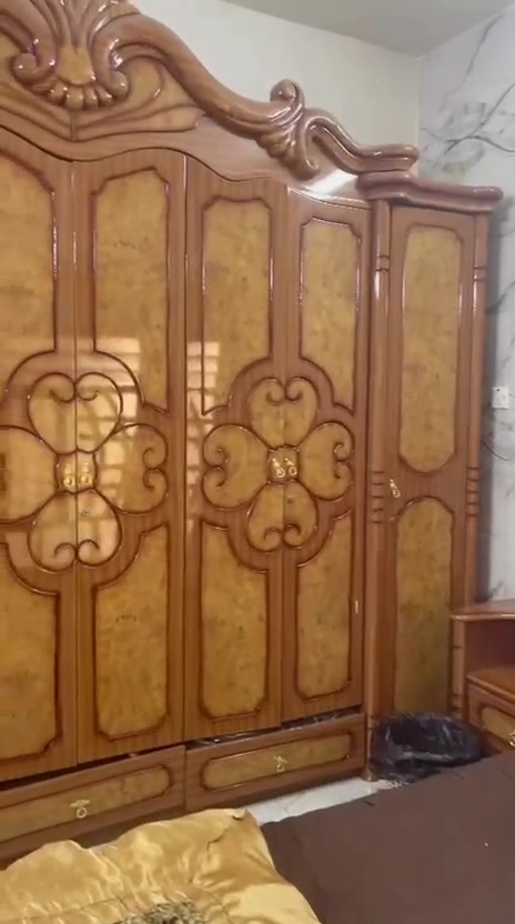 غرفة نوم للبيع خشب كاملة مكمل 
نوع الغرفة تركي معروضة الغرفه 650 الف وبيهه مجال وغرفه نضيفه وبالنسبه للشاشه ولثلاجه غير معروضات للبيع