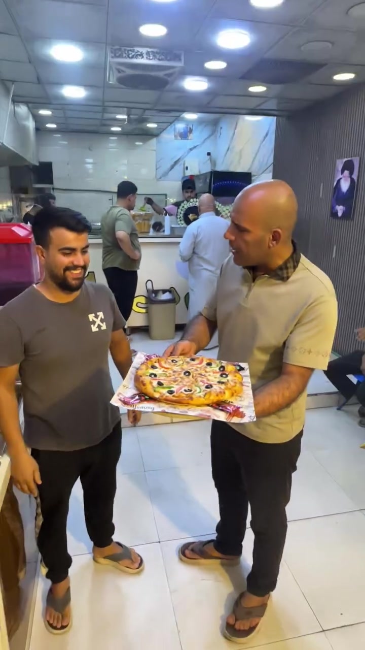 أهل  المسيب الغالين! 🍕✨
​طعم البيتزا الحقيقي والي ما ينسي، تلگاه اليوم يم مطعم كاظم دبل! عجينة هشة ومگسبة من الجوانب، وجبنة تسيح وتسحب وياك لأخر النَفَس، وقطع دجاج متبلة بألذ البهارات ومحمرة على الأصول.
​ولأن أهل المسيب يستاهلون الأفضل دائمًا، مطعم كاظم دبل مسويلكم عرض قنبلة وماراح يتكرر:
​🔥 بيتزا الدجاج الكبيرة: بدل ما كانت بـ 10 آلاف، هسه صارت بـ 7 آلاف دينار بس! 🔥
​يعني طعم ، وكمية راهية، وسعر يكسر السوق ويفرح القلب! تجمع ويا الأهل، ويا أصحابك، ولا تحتار بالعشاء أو الغداء.. البيتزا يمنا ترتيب عالي وراقي.
​📍 العنوان: المسيب - نزلة أولاد مسلم
📞 أرقام الطلبات والتوصيل:
​***********
​***********
​اطلبها هسّاع وتوصلك للباب حارة وتچوي والجبنة تسيح! 🤤🍕
