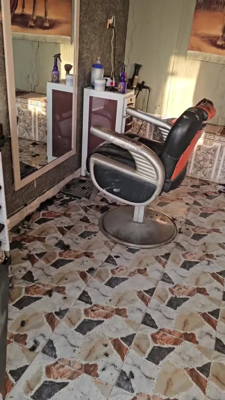 محل حلاقه كامل تريد بس غراض تريد هوه كبل اتأجره الجام خانه والديكور هديه وياه المحل بس حلاليق اثنين المحل شغله خير من الله بي سبلت ٣ طن كنتوري جديد مال العام 
بي جهاز هايدرو الماطور الجبير مشتغل الجهاز شهر واحد 
وسديه ومقعدها بعدهن بلايلونهن وكل النواعم شسوارات ومكاين وعربه ٢ وبراد ماء ومغيله وكلوبات ومراوح جداريه وكل نقص مابي تجي كبل تشتغل او تاخض غراضه كامله بليعجبك 
لحد يراسل رقم اتصال مستعجل عله بيعته بسبب اريد انشيل 
***********
