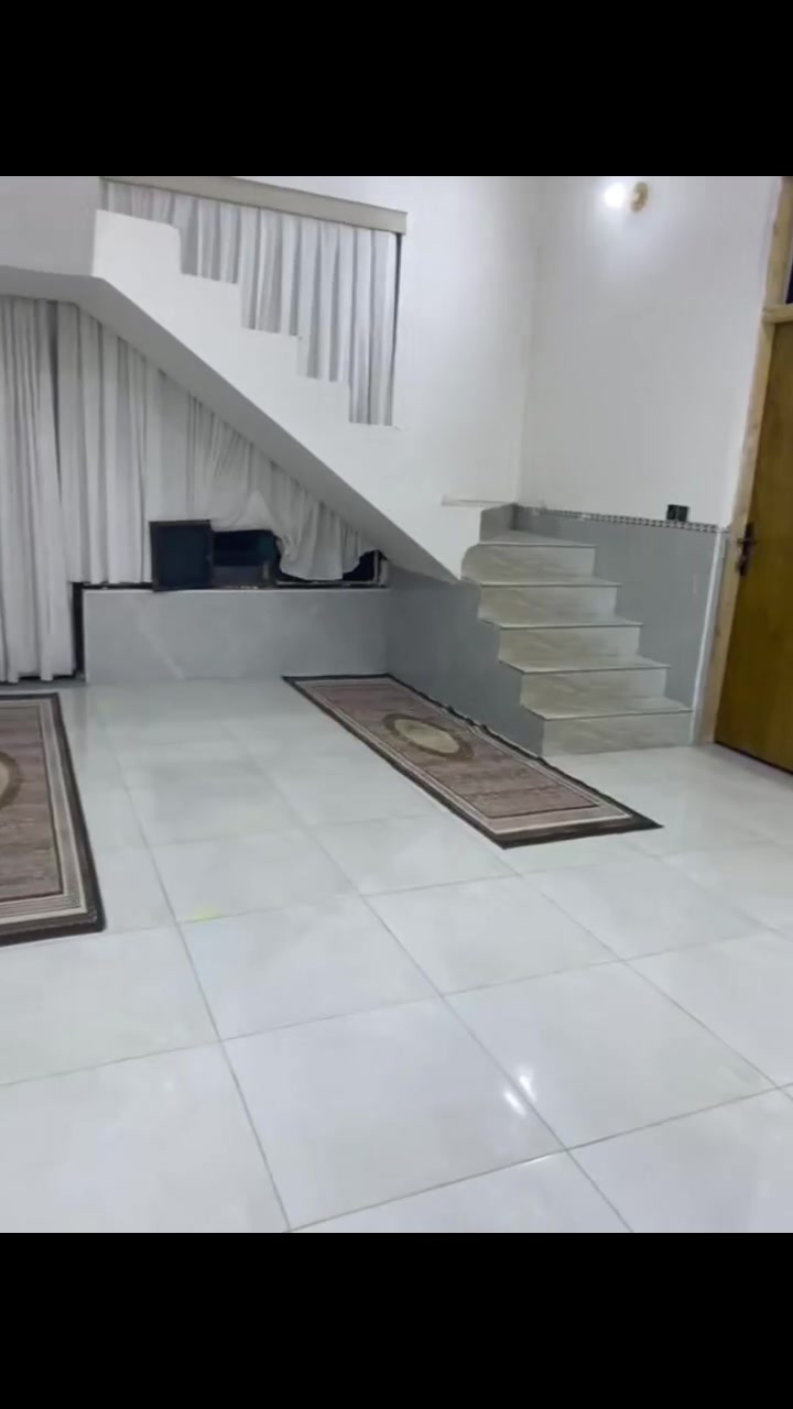 سلام عليكم بيت لبيع لمساحه لكليه 220متر  يقع في حي ذويب الاول عن شارع لعام لي يربط جبله ولمحاويل 20 متر  لبيت بناء جديد وبشراف مقاول هندسي يتكون من غرفتين وصاله ومطبخ وستقبال صحيات داخل وخارج لبيت  لخريطه تحتوي ع مناور ثنين واحد مترين بمترين وثاني متر ونص ب اربع متر لتصال ***********
