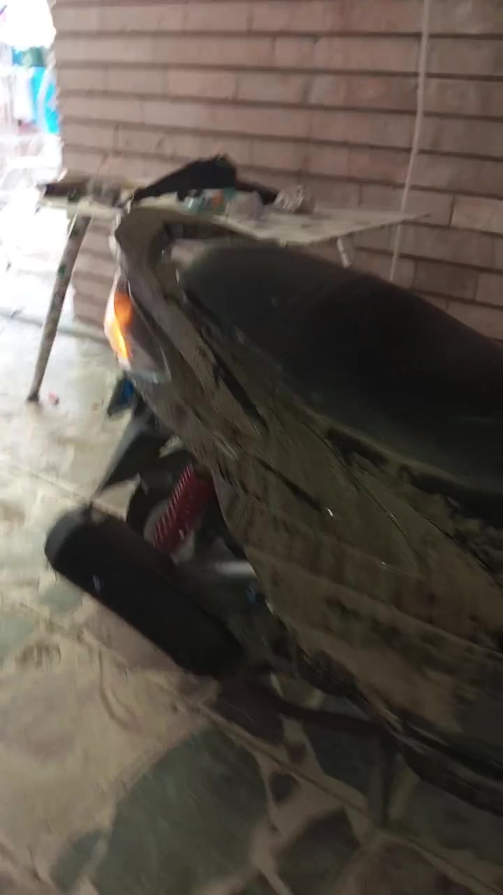 السلام عليكم
سكنس فحل كابريتر للبيع 
مابيه اي نقص نضيفه الدراجه مال واحد جناي 
شلعه ومعدل تخبل 
مكاتبه ومنفيس بيه كامله 
عدي بس الكفر الامامي مكسور ربع منه 
الكابريتر مالته تعبان 
صارلي شهرين تاركه تجي تفحص وتروح 
السعر 450 وبيه مجال 
واتساب *********** 
العنوان بغداد المنصور
