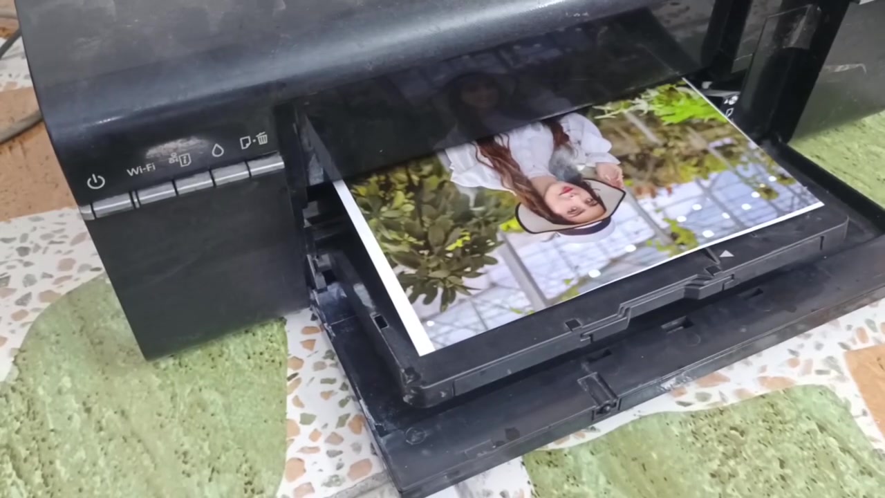 اطابعة ايبسون l805 نظافة النسخة 75 % ركز عالفيديو وشوف تطلع الصورة شوية بيها زحف واضح بالفيديو سعرها ١٨٠ الف فقط. وتوصيل على حسابي اذا تريد تعاملني اعبر المنشور لان كلش سعر مناسب ***********
