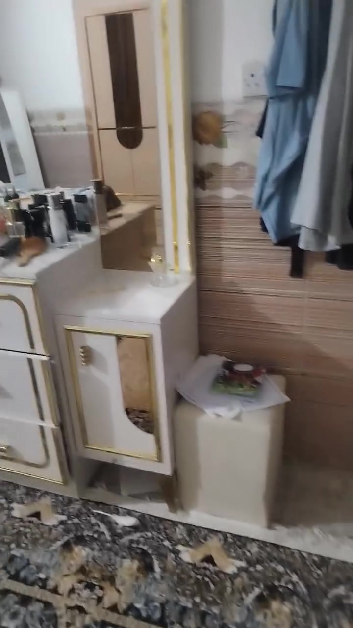 غرفة نوم 10 قطع تركي،درجة اولا اشتريتهة قبل 3 اشهربسعر مليون وست مية ابيعهة ابمليون وربع موبايل ***********
