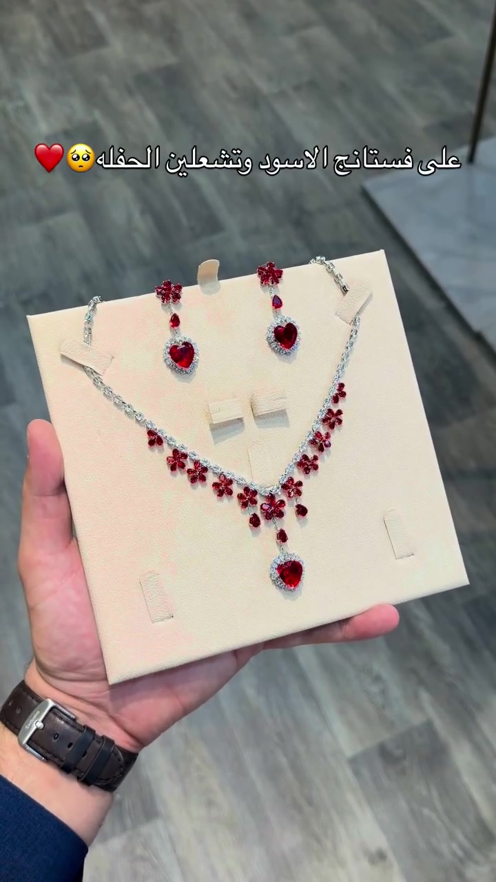 الذواقه تعرف تلبس هيج قطعه🥺❤️

نص مكتوب في الصور:
- ❤️🥺 على فستانج الاسود وتشعلين الحفله