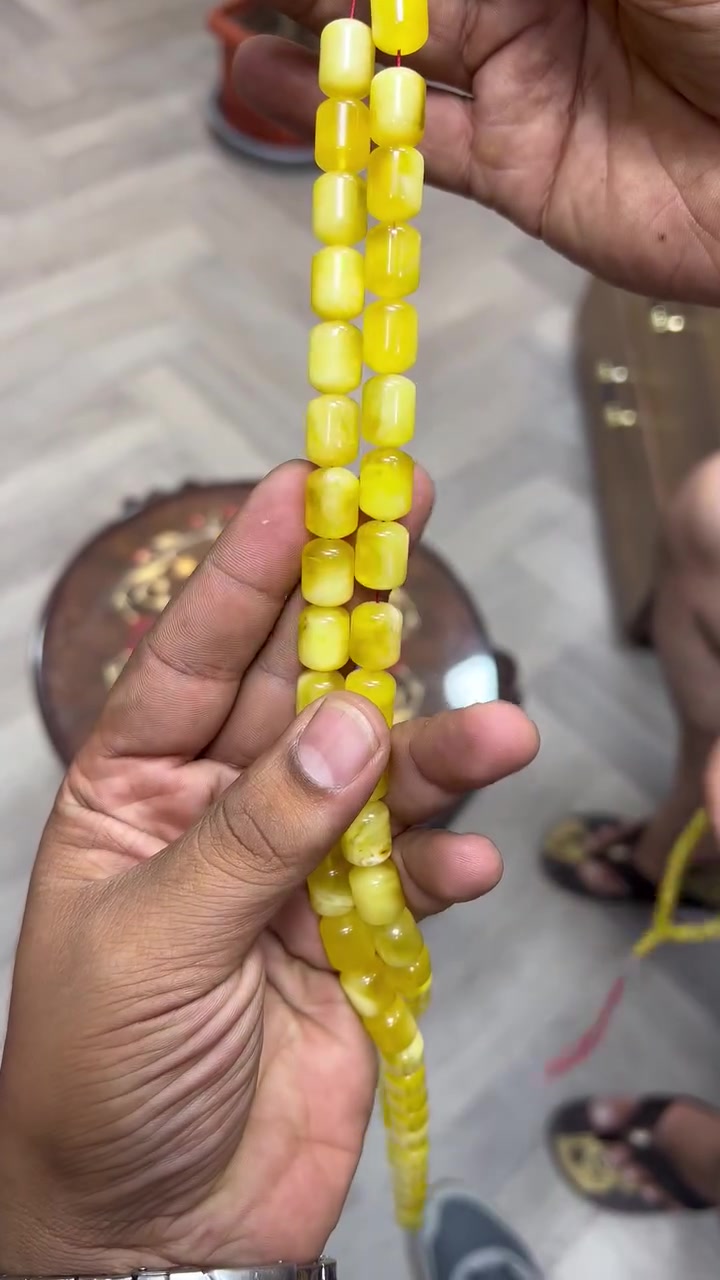 السلام عليكم مسباح كهرب حر منوصف خد وخد بالكامل 
الوزن 75 اغرام عدد الحبات 63 حبه المهتم يتفضل خاص او اتصال ((*********** اتصال او خاص ماعندي واتساب ))
