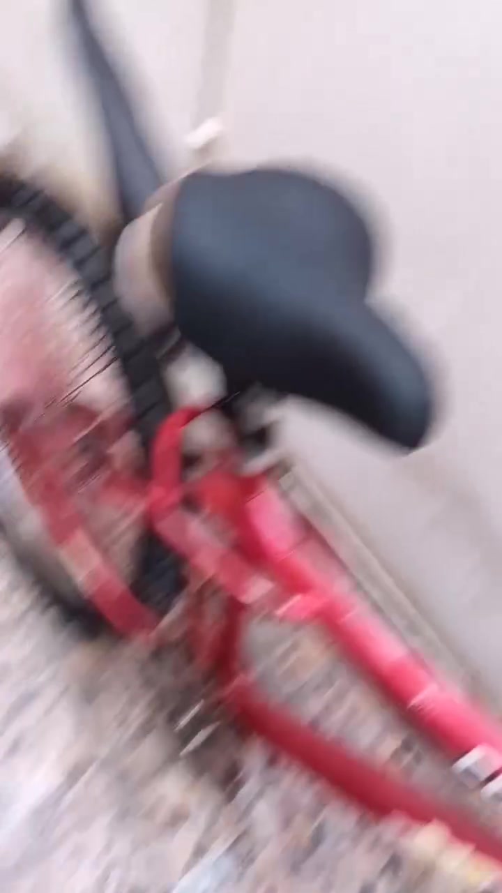 سلام عليكم عندي باسكل BMX للبيع كامل المواصفات مابي عطلات كله جاهز الابريك مالته بايدر جاملغ جدد كله كامل تايراته حجم 20 السعر80 وبي مجال حك الجيه العنوان بغداد الري الرقم ***********

