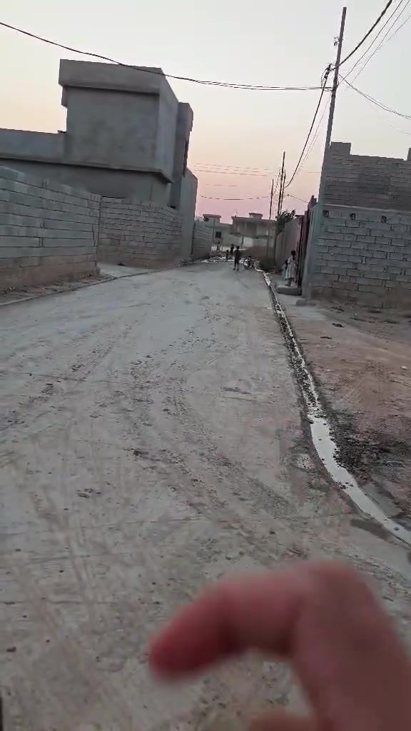 السلام عليكم بيت للبيع بصف البگاره ع شارع الصب مقابل ملعب البگاره خدمات كامله كهرباء وماء و مدارس كما موضح بالفيديو
المساحه 350 متر 
السعر 30 مليون وبي مجال للشراي
***********
