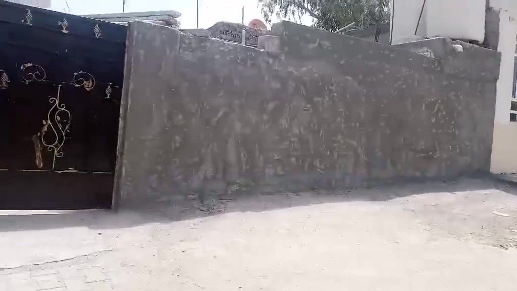 السلام عليكم بيت تجاوز  للبيع مساحه250 بشارع 5000 الرئيسي خط اول جيران فرن الصمون يتكون من غرفتين ومطبخ واستقبال وترك وحوش وصحيات سيراميك بيت جاهز  السعر 12وبي مجال للاستفسار على هاذ الرقم  ***********
