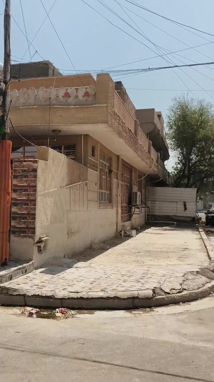 عروض حازم العمشاني للعقار للبيع بيت مسلح طابقين ركن مكان مدينة الصدر
قطاع 34 على فرع عريض وركن طابق واحد بسم شخص
قريب على شارع ستين ثاني باب 
يتكون من ستقبال ومطبخ وصاله وغرفتين نوم وحمام وتواليت وترك وبيتونه وصطح شتايكر سعر 250وبي مجال شي بصيط مراجعت مكتب حازم العمشاني للعقار رقم ***********
