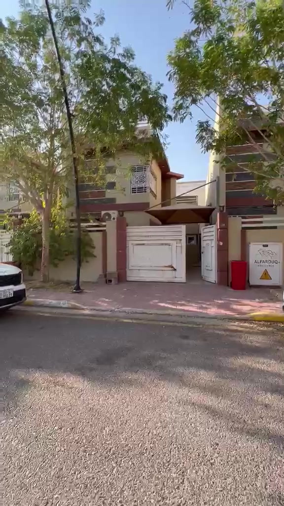 بيت للبيع مجمع الفاروق الاول المرحله الرابعه ٢٠٠م شارع ١٥ طابقين تحويل مباشر
الطابق الارضي غرفه سويت وصاله ومطبخ وصحيات عدد ٢ ومناور وكراج وحديقه 
الطابق الثاني غرفتين وحده سويت والثانيه سندويج وصاله وسطح 
الموقع الرمادي ٥كيلو مجمع الفاروق 
السعر ٢٠٠ وقابل للتفاوض 
مكتب كريم العبيدي 
***********
