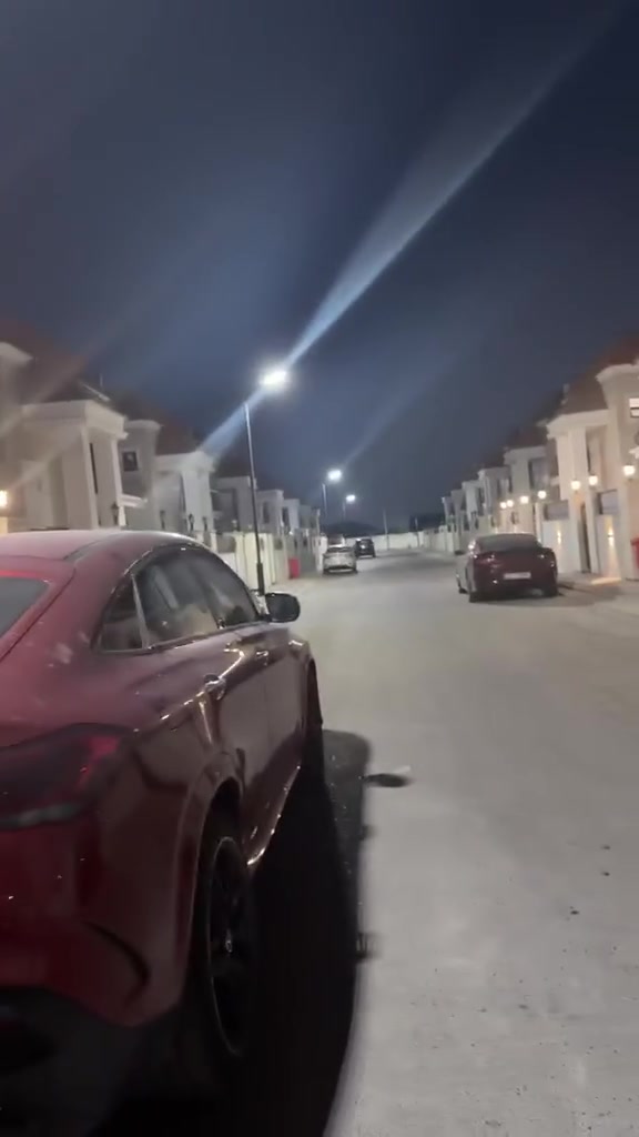 بيت للبيع | مجمع أسد بابل – زون A

✨ بيت ركن بمواصفات مميزة… جاهز للسكن من أول يوم!

📐 المساحة: 270 م²
📍 الموقع: زون A | بيت ركن
🔑 جاهز للسكن بالكامل – بدون أي نقص

هذا البيت مو مجرد بيت… تفاصيله كلها متغيرة ومصممة بعناية، من التشطيبات إلى أنظمة الماء والحدائق.

✨ أبرز التفاصيل:
• 🛏️ 5 غرف نوم
• 🛋️ صالة + هول
• 🍳 مطبخ حار وبارد مجهز بالأجهزة الكهربائية
• 🚿 4 حمامات مودرن متغيرة بالكامل
• 🧺 غرفة لوندري بتصميم يوناني
• 🚗 كراج
• 🌿 حدائق محيطة بالبيت من 3 جهات
• ❄️ سبلت
• 🛏️ سرير ماستر تفصيل خاص

👑 غرفة الماستر:
سقوف ثانوية + ديكورات مميزة + تصميم فندقي، مع Dressing Room كبير جداً.

🍽️ المطبخ:
كاونتر يوناني بطابقين، مع تجهيز كامل بالأجهزة الكهربائية.

💧 منظومة الماء:
• تبديل المجاري والبواري بالكامل
• سخانان كبار
• تانكيان
• بوسترات قوية
✨ منظومة ماء مجهزة بمستوى قريب من تجهيزات الفنادق.

🌿 الحديقة:
مقصوصة ومرتبة ومكبّرة وجاهزة للاستعمال.

🏠 التشطيبات:
البيت مجلي من الداخل والخارج، والعمل كله شغل خاص ومرتب، وليس تشطيب شركة.

🧹 البيت نظيف ومرتب بالكامل، والجاهز للشراء يقدر يدخل ويجيب أغراضه مباشرة بدون الحاجة إلى أعمال إضافية.

📩 للمهتمين بالتفاصيل والمعاينة، التواصل على الخاص.
‏‪***********
