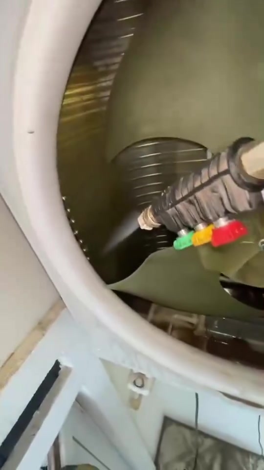 ❌ إذا سبلتك صار ما يبرد مثل قبل… لاا تستعجل تحكم عليه خربان

أغلب الحالات تكون بسبب أوساخ متراكمة داخل الجهاز مو تبريد ضعيف فعلي.

شوفوا شلون اشتغلنا على هذا السبلت خطوة خطوة:

🛠️ بالبداية حمينا المكان بكيس خاص للجدار حتى ما يصير أي تلوث
💧 بعدها ركّبنا كيس تجميع مياه حتى كل الأوساخ تنزل بشكل نظيف ومنظم
🧴 رشينا مادة تنظيف وتعقيم حتى تفكك الطبقات المتراكمة داخل الجهاز
🚿 بدأنا الغسل وفعلاً طلع منه وسخ وطين ما ينشاف من الخارج
🧽 غسلنا الفلاتر بالكامل حتى يرجع الهواء نظيف
⚙️ ونظفنا القطعة الخارجية حتى يشتغل الجهاز بكفاءة أعلى
✨ وبالنهاية تلميع نهائي حتى يرجع شكله مرتب وكأنه جديد

🔥 النتيجة واضحة… فرق كبير من جهاز متعب إلى سبلت نظيف وأداءه أقوى
 احمد لتنضيف السبالت 
📍 مجمع بسمايه 
📞 للحجز والاستفسار: ***********
📩 راسلنا هسه وخلي كادرنا يوصلك وين ما تكون

