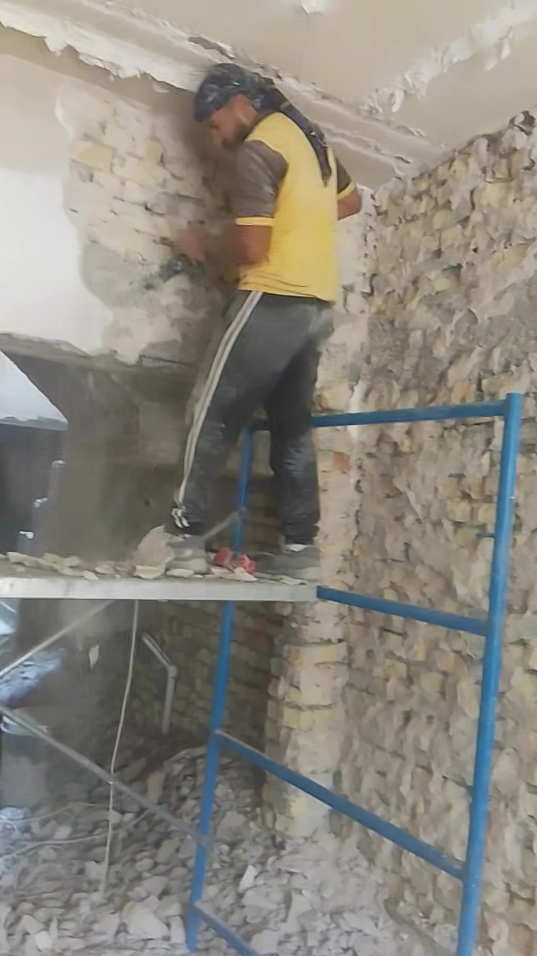 السلام عليكم تفليش سقوف تفليش جدران تفليش رباطات تفليش اشتايكر تكشير جدران قلع ارضيات رفع الأنقاض ترميم بيوت صب ارضيات تشميع بناء لبخ سيراميك كادر كامل وشغل درجة اولى اتصل وتدلل بغداد أبو مالك المصري ***********
