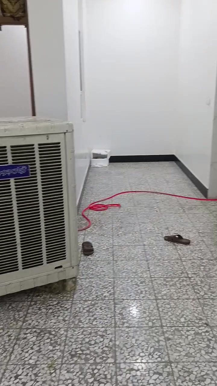 شقة للإيجار غرفتين و مطبخ و حمام العنوان النجف الأشرف حي الجزيرة شارع الطاقة للتواصل ***********
