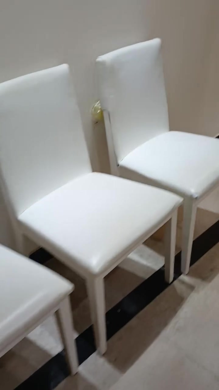 ميز طعام تركي يكبر ويصغر سلايد  بحاله جيده
قياس90×150 يكبر يصير 2متر
٦ كراسي خشب وجلد ابيض
بدون ضرر بحاله ١٠٠%
***********
الاطباء حي الجهاد
٢٠٠

