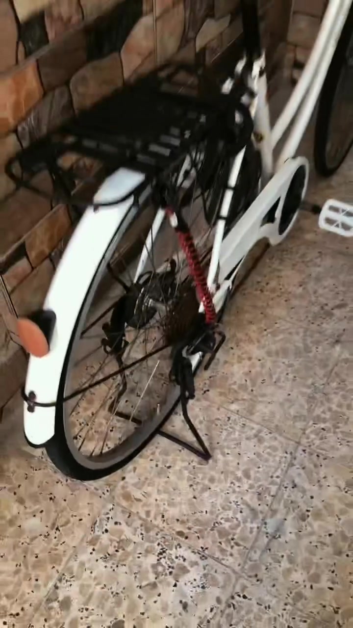 سلام عليكم شباب باسكل موزه عكرب حجم 26 باسكل مفول نضيف قبل شهر جبته اريده 135وبي مجال باسكل انضف من صوره تواصل خاص او عل رقم جماعت لميه لتعلق رقمي ***********مكاني محموديه +لباسكل غراضه كلها موجوده
