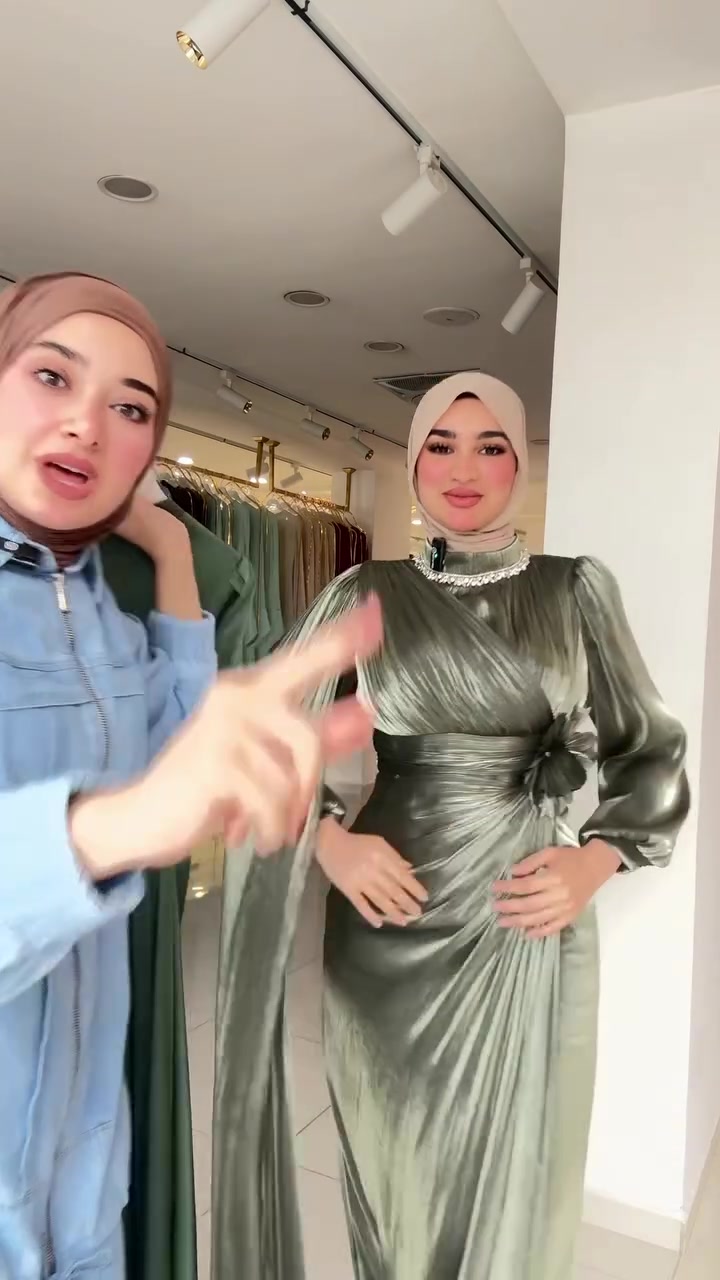موديل • ملابس