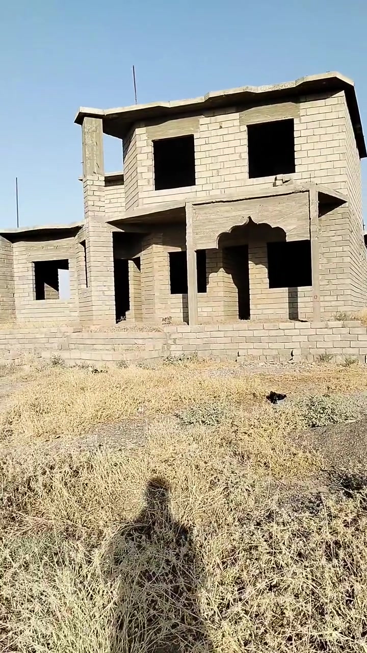 اسلام عليكم بيت للبيع مساحه الأرض 600 الكلي الحوش350متر جدام البيت الموقع ناحية القيارة الحاوي الصايله جيران البوز الدون وحمودي الاحمد مو بعيد عن مشروع تل عبطة
البيت طابقين  الطابق الاول تئسيس بوراي كهربائية دفن بل صب شغل هندسة البيت غرفتين وحده منهن حمام داخلي وحمام البيت  هول موزع/ هول مال گعده /وربعه استقبال
 المطبخ +حراري +مخزن للمونه صحيات ورا البيت الطابق الثاني غرفتين هول موزع حمام صحيات سطح جدام سطح ورا 
مثل ما موضح بل صوره تريد تجي تشوف بعينك 
الاستفسار عل رقم 
اتصل ***********
***********
#السعر40
