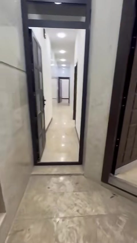 صليخ خلف نادي صليخ الرياضي دار للبيع المساحه ٧٥م واجهه ٥متر زيرو فول مواصفات شارع عريض بناء الواجهيه مرمر مع الارضيات بيت مخدوم باعلى المواصفات يحتوي ٤غرف نوم صاله مطبخ خدمات ٢ مدخلين مكان راقي ومميز للاستفسار الاتصال *********** مكتب النبأ للعقار واتساب

