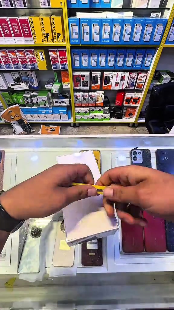 إذا تريد جهاز يجمع بين القوة والتصوير والفخامة… ركّز وياي على Xiaomi 17T Pro 🔥 نبدأ بالشاشة: شاشة AMOLED بحجم 6.83 إنچ، بدقة 1.5K وتحديث 144Hz، يعني سلاسة وألوان تخبل. ومن ناحية الأداء، عندك معالج Dimensity 9500 بتقنية 3 نانومتر، أداء قوي للألعاب والاستخدام الثقيل. نجي للتصوير… كاميرات Leica، الرئيسية 50 ميگاپكسل مع OIS، وتيليفوتو 50 ميگاپكسل مع تقريب بصري 5X، وتصوير فيديو يوصل إلى 8K. والبطارية؟ 7000mAh، ومع شحن سريع 100 واط، يعني تشحن بسرعة وترجع تكمل يومك. والجهاز هم مقاوم للماء والغبار بمعيار IP68. وبالنهاية، إذا تريد جهاز قوي بالأداء، قوي بالتصوير، وبطارية كبيرة… Xiaomi 17T Pro يستاهل يكون من اختياراتك. ومتوفر عند مركز رائد فون – جملة ومفرد 📱🔥#البصرة #العراق #xiaomi #realme #مشاهير_تيك_توك 

نص مكتوب في الصور:
- يجمع بين القوة