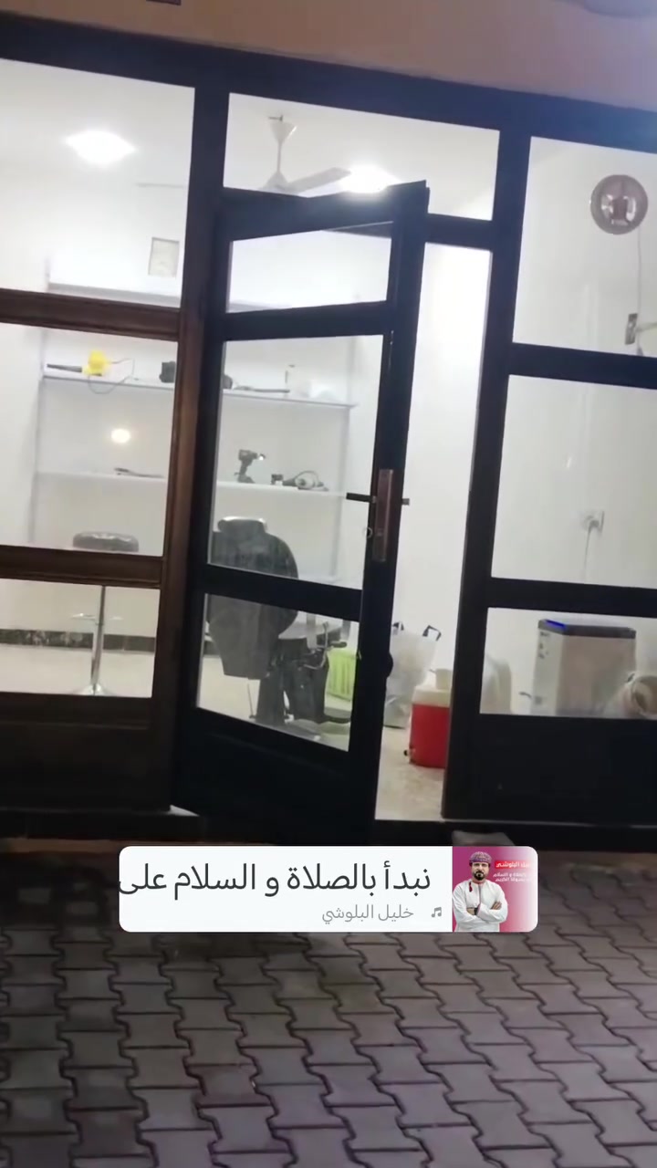 محل في( السوق الأسود) حي العامل معروض للبيع يحتوي على جامخانه حديد ثقيل ومأسس كهرباء  وايرات ابو ٦ والمولد ابو ال ٢ونص وماء تانكي وماطور وانارة جان محل حلاقة
بي غراض حلاقة برده كاملة علطول الجامخانه و مراية وميوزة ٢ وكرسي وقنفه ايجارة ١٥٠ للأستفسار خاص او اتصل ***********
