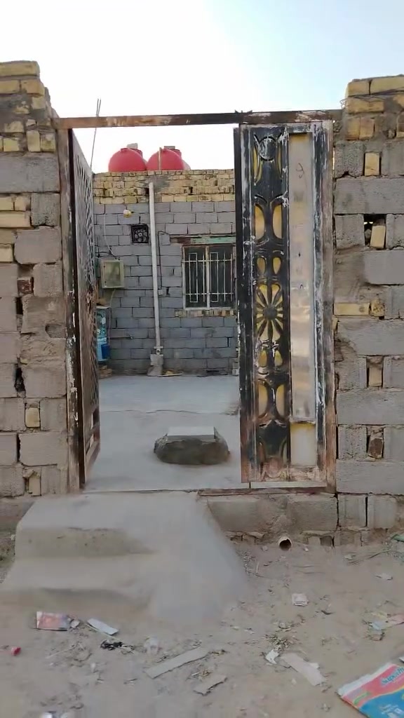 السلام عليكم بيت للبيع المساحه 110 يتكون من غرفه وصاله ومطبخ وتخاريج البيت مستوه الشارع قرب المقرنص مال معمل الخياطه التواصل***********
