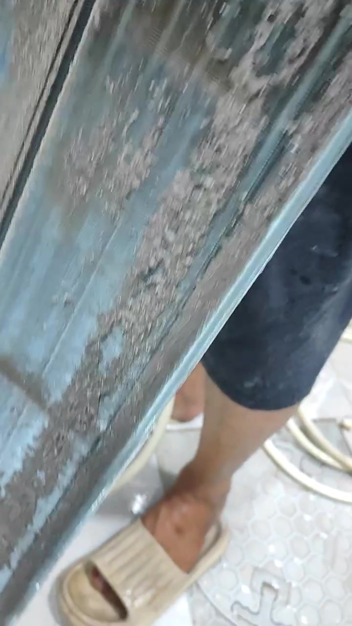 زوجي يشتغل كهربائي تنصيب سبالت تصليح سبالت تنظيف سبالت *********** هذا رقم الي يحب يتصل عليه  الي محتاج تنصيب أو تنظيف المكان النجف
