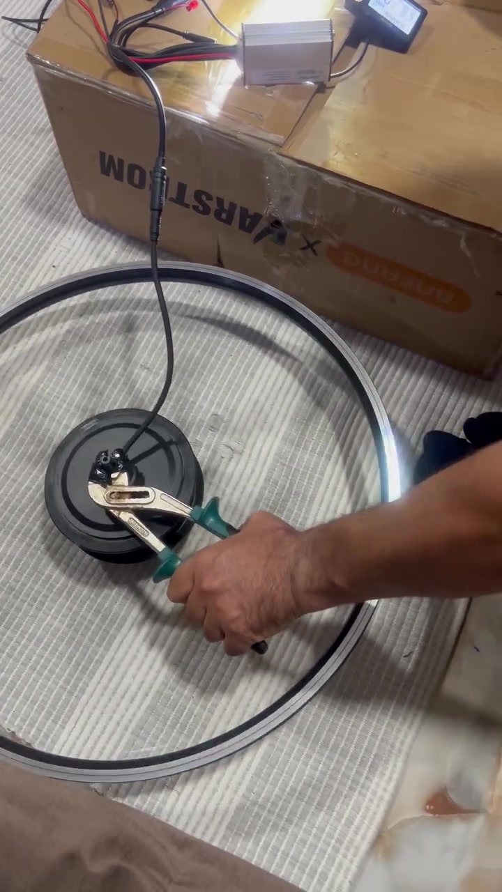 كامل للبيع ⚡️السلام عليكم شباب، متوفر عندي طقم تعديل دراجة كهربائية (E-Bike Kit) من الشركة العالمية الغنية عن التعريف BAFANG، وجاهز للتركيب الفوري.📋 مواصفات ومحتويات الطقم:المحرك: بافانج الأصلي بقوة 500 واط (عزم قوي جداً وسرعة ممتازة).الجهد الكهربائي: 48 فولت.حجم التاير (الويل): قياس 26 إنش (جاهز ومحبوك على السلك).الملحقات المتوفرة: العقل (الكونترولر) المبرمج والضفيرة الكاملة مع الشاشة الذكية لقراءة السرعة ونسبة البطارية.🌟 مميزات الطقم:تشغيل ناعم وسلس وبدون أي مشاكل أو أعطال.متوافق مع نظام الدراجة وقارئ البيانات شغال مثل الساعة 100%.عزم قوي جداً بالمرتفعات وسرعة ممتازة على الطريق.📍 المكان: السليمانية  للشراء والاستفسار، يرجى التواصل على الخاص أو الاتصال على الرقم: (***********)

نص مكتوب في الصور:
- BPM36V250W 563745