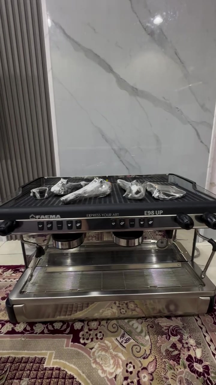 السلام عليكم
مكينه گهوه ايطاليه جديده مستخدمه قليل شوفت عينك و كاملة غراضها الاستفسار السعر لو ماسنجر لو وات ساب 
الرقم ***********
العنوان :الحريه / الدولعي
