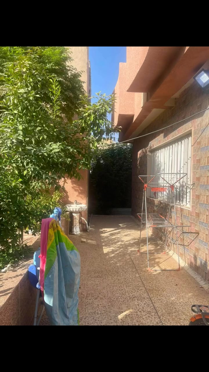 🟥حي الرفاعي أرض للبيع طابو سكني
المساحة : 150 متر شروق تام🏠 
جبهه : 7 ونص نزال 20 مشيد عليها غرفتين VIP قرب أعدادية خالد بن الوليد الأرض جزء من الدار والتحويل مباشر مع صاحبها الشرعي
للأستفسار الاتصال على الارقام 
***********
***********
نستقبل كافة العروض العقارية 
مكتب ارض الفهد للعقار في تموز @إشارة

