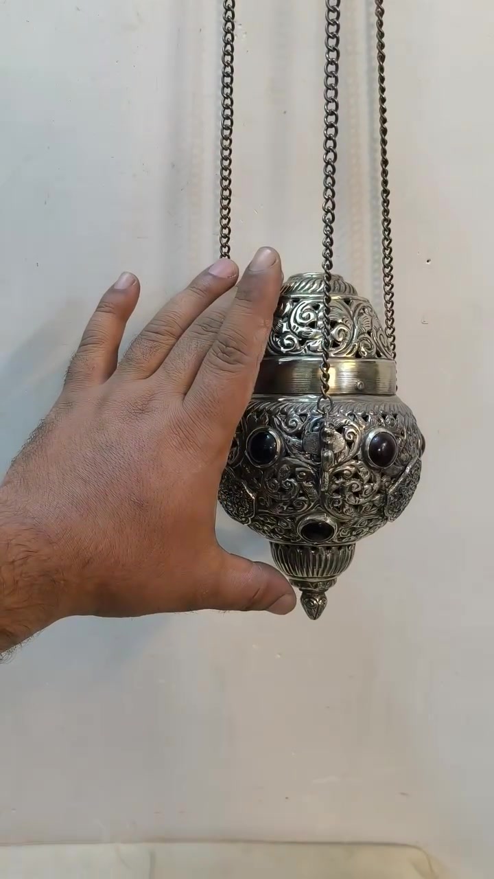 فانوس عدد٢ نحاس طلاء فضه مخرمات
مكاني بغداد *********** يوجد توصيل
