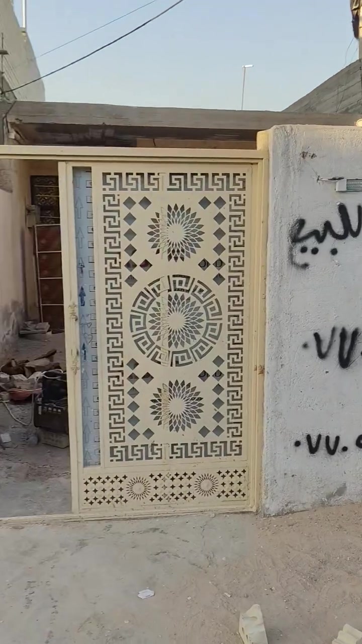 السلام عليكم بيت للبيع في منطقة الدسيم ثاني فرع من حسينية شيخ وهاب مساحة البيت ١٦٤ متر الواجه ٦ النزال ١٢٧متر ونص بناء بلوك مسلح كاشي وسيراميك  . يحتاج تطبيق الصطح والحوش. جاهز للسكن بي سحب مولدة والجيران ارقى جيران  اتصل واتساب ‏‪***********‬‏ او على الرصيد
