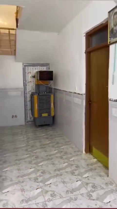 يا الله سلام عليكم بيت البيع مساحه 280متر بناء حديث بيت كامل يحتوي على غرفتين نوم ستقبال حولي ترك مترتين  على طول البيت  حمامات ثنين داخليه واحد خارجي وكراج جبير وحديقه ومطبخ حار وبارد بوب الشام بيت ضيفان شارع العريض المفتوح عل فحامه تبليط مجاري وال بيت كامل على آخر حبايه مثل ما واضح بل فيديو لي بل منشور سعر مناسب 85وبي مجال ستفسار اكثر ‭***********‬
