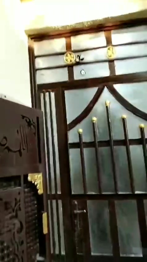 سلام عليكم  بيت لبيع في شعب سريدات قديمه مربع ثالث 
مساحت لبيت 75 طابق لوال كامل طابق ثاني هيكل يحتوي علا 2 غرف نوم وصاله حمام مثل ما موضح بل فديو لبيت سند 25 
بي وكاله من محكه سعره 65 بي مجال للاستفسار تصل علا رقم 
***********
