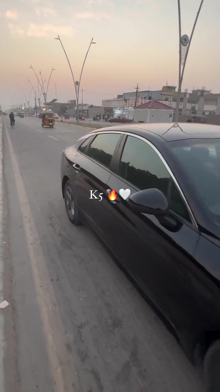 اعاده النشر بسبب الوعود الكاذبه. 
يخوي مو شراي لا تعبني ولا ضل تعامل 

للبيع: Kia K5 موديل 2021 (فئة LXS) فول ماعده  البانوراما وارد امريكي  رقم واسط معوقين اقل سنه وصير حره حتدثها قبق جنطه فقط ومبدل وكاله من الشركه  مكانها واسط نعمانيه السياره مكفوله ماعده الجنطه مبدله صور الحادث بلمنشور

السعر 120 وبيها  مجال للشرايه 

او مراوس بسياره عاليه. او جارجر 
🚗 المواصفات الأساسية:
 المحرك: 1.6 لتر تيربو (نشط وقوي واقتصادي بنفس الوقت)، بقوة 180 حصان.
 ناقل الحركة: أوتوماتيك بـ 8 سرعات لراحة القيادة وسلاسة الغيارات.
 نظام الدفع: دفع أمامي (FWD).
🛡️ أنظمة الأمان والراحة:
 نظام الحفاظ على المسار والتحذير من الاصطدام الأمامي.
 نظام مراقبة النقطة العمياء والتنبيه عند الرجوع للخلف.
 شاشة لمس قياس 8 إنش تدعم Apple CarPlay و Android Auto.
 مقاعد قماش مريحة جداً مع تكييف ممتاز وفتحات تهوية خلفية.
 أنظمة قيادة متعددة لتناسب كل الطرق.
✨ حالة السيارة: السيارة نظيفة وجاهزة للاستخدام وما بيها أي نقص.
📞 للاتصال والاستفسار:
يرجى التواصل على الرقم: [***********] أو عبر مراسلة الصفحة.
