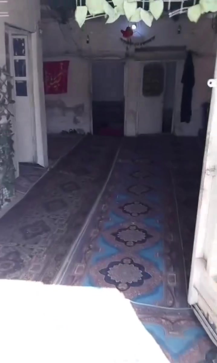 سلام عليكم دار للبيع سعره 14مليون وبي مجال بصيط 
‏الشعله قرب سيطرت الدهله مجمع الرحمان 
‏دار للبيع مساحه 100 مربع المكان الدهله مجمع الرحمن البيت 3 غرف كبار + حوش مساحه كبيره طب بي سياره الصطح شتايكر بل كامل + تانكيات 2سويه مربوطات +المطبخ سيراميك جاهز من
‏
‏كاونتر 3 تفصال حلو + مجمده +طباخ+ الحمام ول صحيات سيراميك كناتير 2 +مجمده+بوفيه 1 + مواطير عدد اثنين + خط نترنيت كامل بس تشترك بل نت+ كهرباء 24ساعه خطين  وطني سحب 24ساعه 
‏
‏مفروش بل کامل سبلت شغال بل كامل+نترنيت كامل بس تشترك بنت كهرباء خطين وطني سحب 
‏
‏كهرباء + ماي + مجاري مسس بل كامل البيت
‏
‏الاستفسار راسلني على الخاص البيت تجاوز***********
