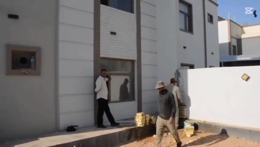 مجمع الاميرات ..الموقع السابع
عمل تعلية للسياج مع حفر الحديقه وإضافة طين مع عمل كتائب للشبابيك وباب خارجيه جديد. وعمل بورسلين للكراج .. إن شاء الله
