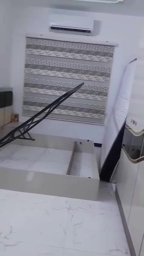 غرفة نوم للبيع قطعه عدد سبعه تركي نظيفه سعرها 750000 وبيها مجال بسيط الاتصال *********** مكلف بالنشر تحياتي
