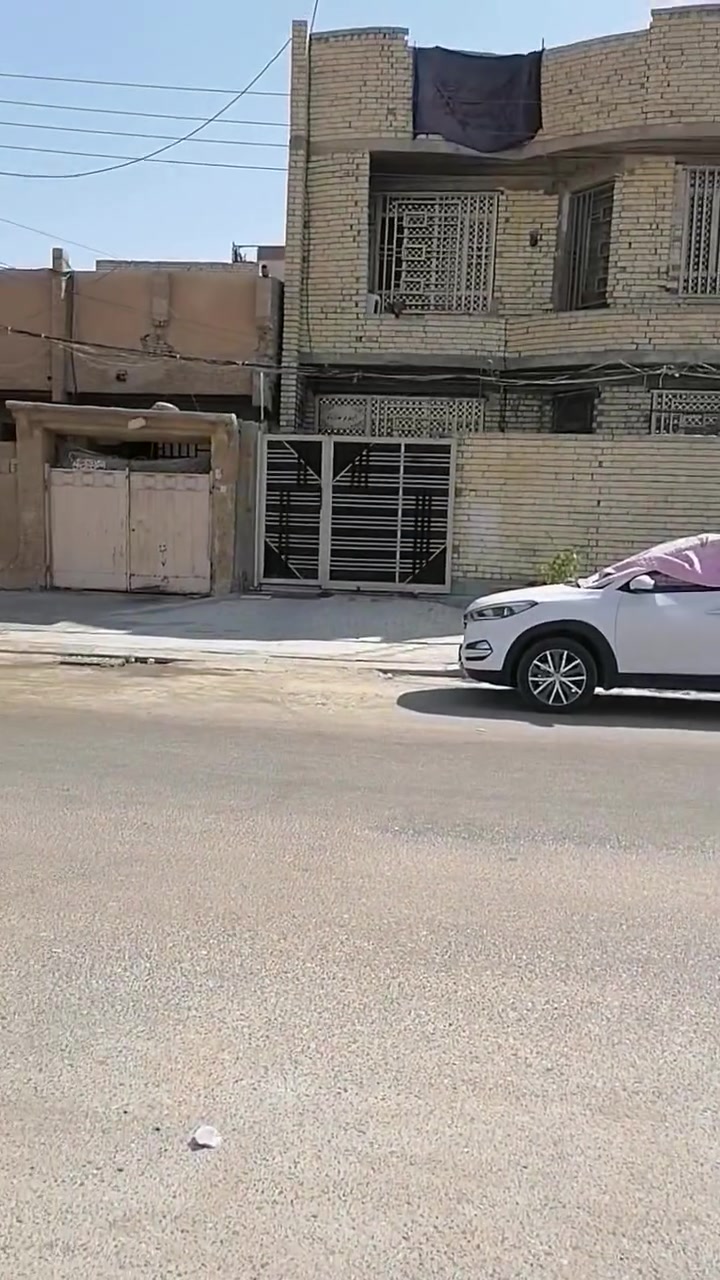 اللهم صلي على محمد وآل محمد السلام عليك ياأبا عبدالله الحسين
دار للبيع في حي العسكري الحر  مقابل مستوصف الحر الجديد مقابل المدارس مساحته ٢٠٠ إلا ٧ أمتار يعني ١٩٣ متر بناء حديث طابقين الأرضي يتكون من استقبال ٦ *4 صاله كبيره غرفتين حمام وتواليت داخليه مطبخ بارد ٤*٤ وحار موضح بالفيديو
الطابق الثاني ثلاث غرف نوم وصاله وحمام عدد ٢وتواليت واحد أرضية بورسلين درجه اولى

عدا السقف الثانوي للمطبخ والحمامات ومحجر درج مامكمل  الكهربائيات درجه اولى تأسيس الماء السطح فرشي
المكان خدمي تجاري
السعر على الخاص ***********
