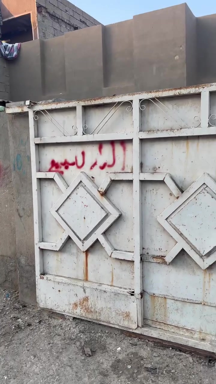بيت للبيع في مدينة الصدر منطقت حي طارق الشيشان شارع المدارس. دخوليه من علاوي ابو البن 

كما موضح في الفديو البيت معروض ك قطعه نبيعه ك قطعه 

المساحه 216. 
الواجها 8*27 النزال 

البيت يقع على شارعين. شارع امامي. وشارع خلفي

السعر 65. وبي مجال للطيبين. 

للاستفسار على الرقم 

***********
